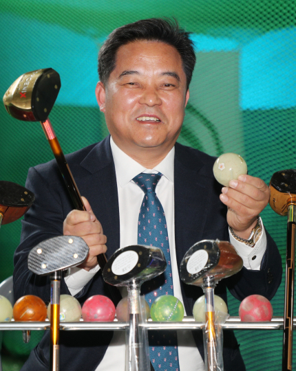 장세주 한국파크골프 대표가 자사 파크골프용품 브랜드 '피닉스' 파크골프채와 공을 선보이고 있다.