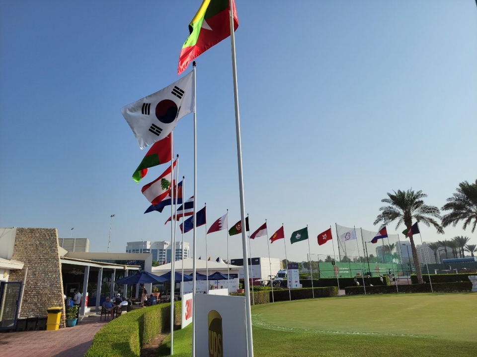 이번 대회의 참가국 29개국의 국기(國旗)가 연습그린과 드라이빙레인지에 걸려 있다. 태극기가 다른 나라 국기와 어울려에 휘날리고 있다.